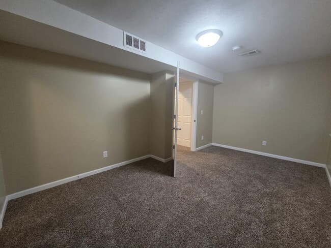 Building Photo - Large family corner lot home for rent!
