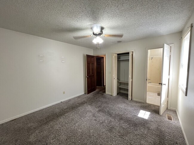 Building Photo - 3/2 One Level Home w/ Spacious, Level Lot!