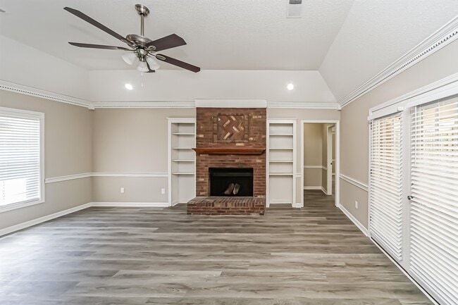 Building Photo - 6750 Lake Point Cir