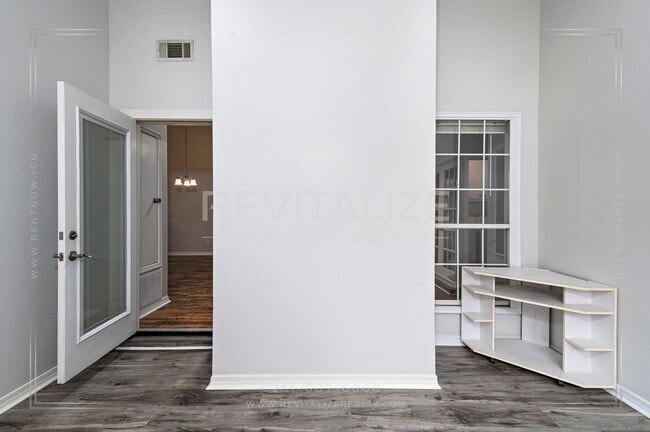 Building Photo - Alluring 3 Bed 2 Bath Home by Medal of Honor Park!