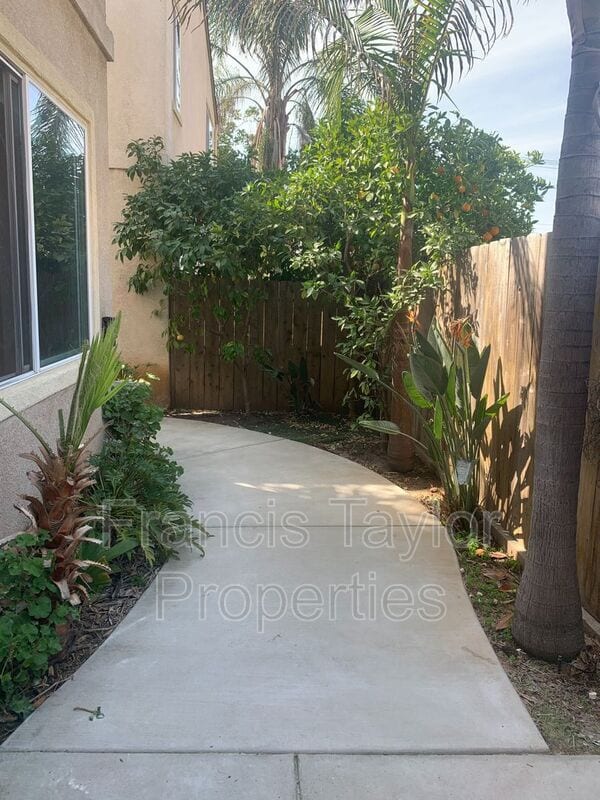 Building Photo - 870 N Fig St