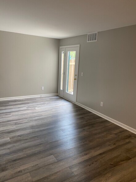 Livingroom photo 3 - 1085 Merrimar Cir N