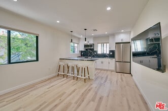 Building Photo - 843 Westbourne Dr