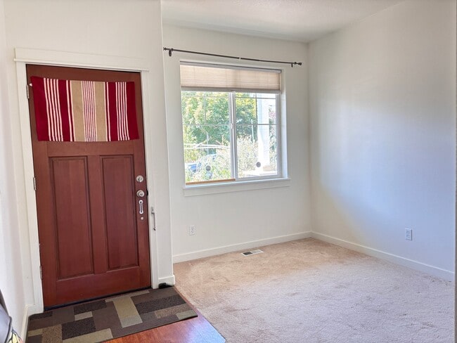 Building Photo - 4128 SW Dalton Pl
