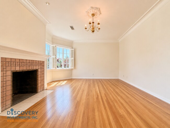 Building Photo - Classic Berkeley Condo with Tasteful Modern Updates