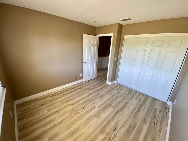 Building Photo - 4 bedroom close to freeway, parks and shopping