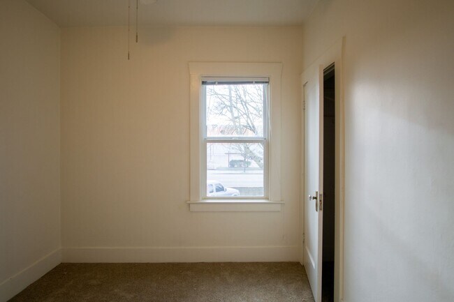 Building Photo - Gorgeous 2-Bedroom Corner Flat in 1911 Fou...