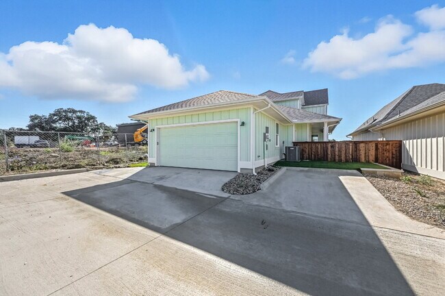 Building Photo - Brand New Custom 3 bedroom home in Granbury!