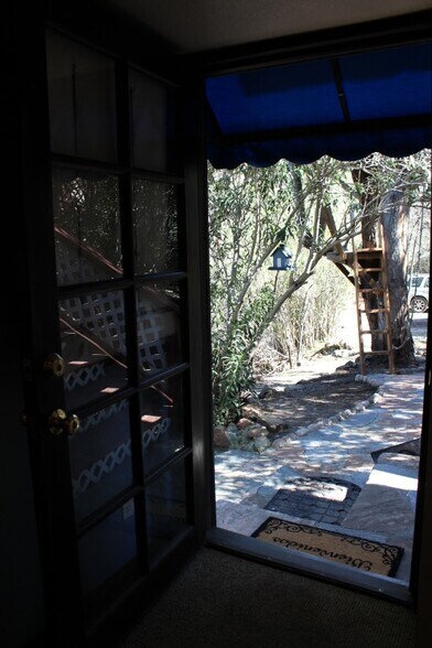 Building Photo - 1872 Seminole Dr