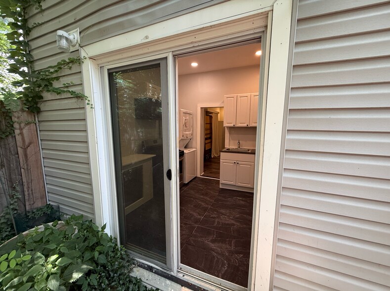 Building Photo - 828 Corinthian Ave