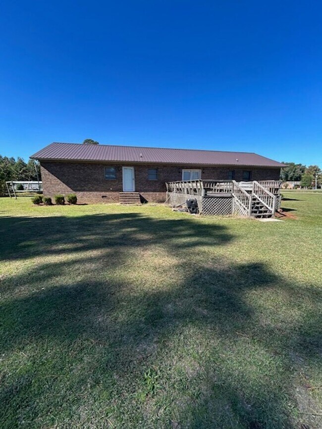 Building Photo - 3 Bedroom, 2 Bath Home