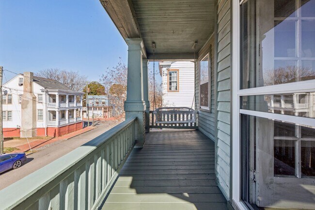 Building Photo - BEAUTIFUL Second Floor Unit in Olde Towne!