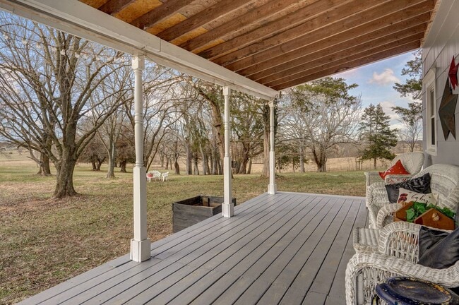 Building Photo - Charming Country Home — 4 Bed | 1 Bath | 1,500 Sq Ft