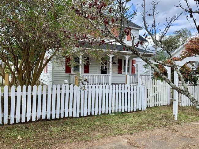 Building Photo - Charming 2 Bedroom with bonus room home in Historic Downtown Morehead City Walking District! Walk...