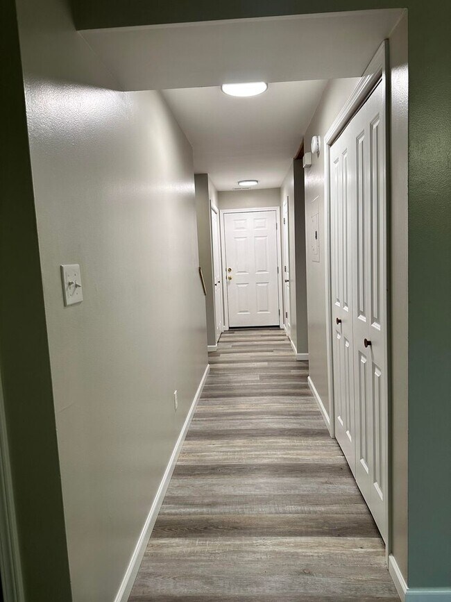 Building Photo - PRICE REDUCED! 3 bedroom, 2.5 bath Townhouse: Cedar Grove Townhomes!