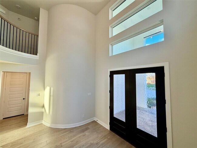 Building Photo - 1111 Luna Dr