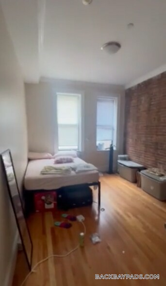 Building Photo - 913 Boylston St