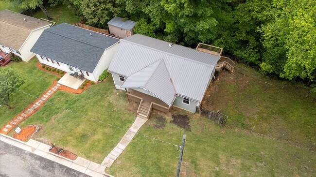 Building Photo - Charming Radford Home with Peaceful Back Deck