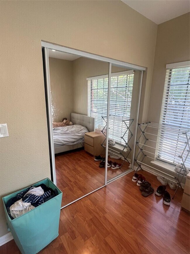 Building Photo - 712 W 21st St