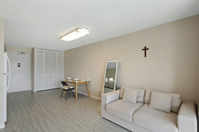 Building Photo - 1655 Makaloa St