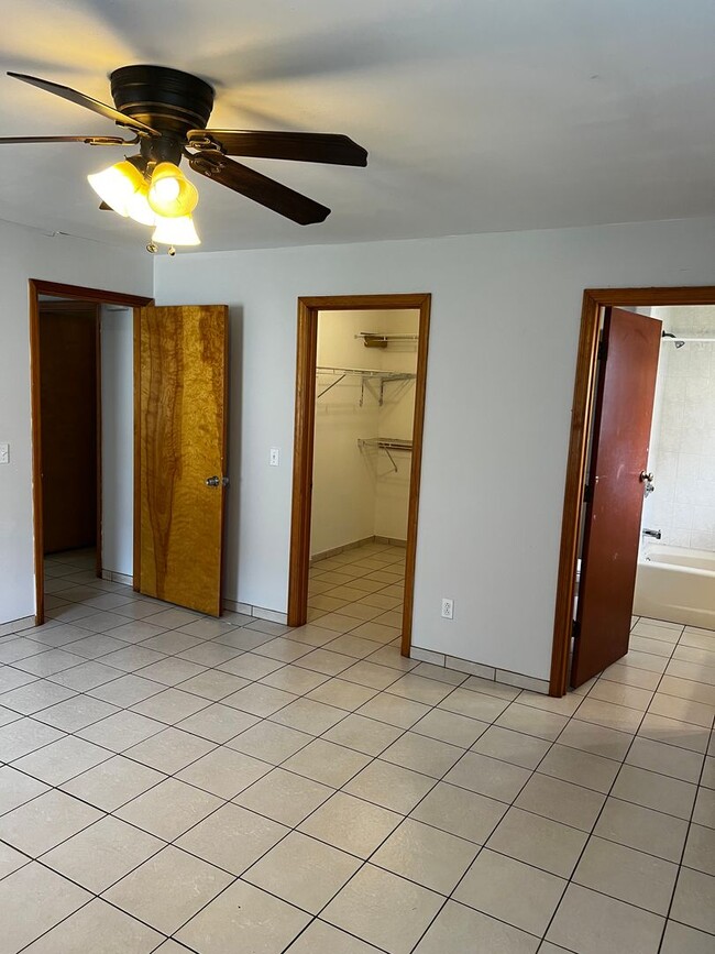 Building Photo - 3 BEDROOM, 2 BATH HOME WITH TILE THROUGHOUT & CLOSE TO THE TURNPIKE