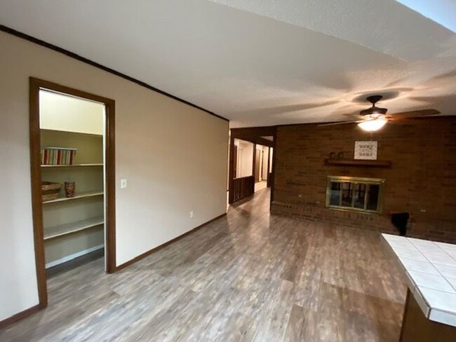 Building Photo - 208 Wellington Ln