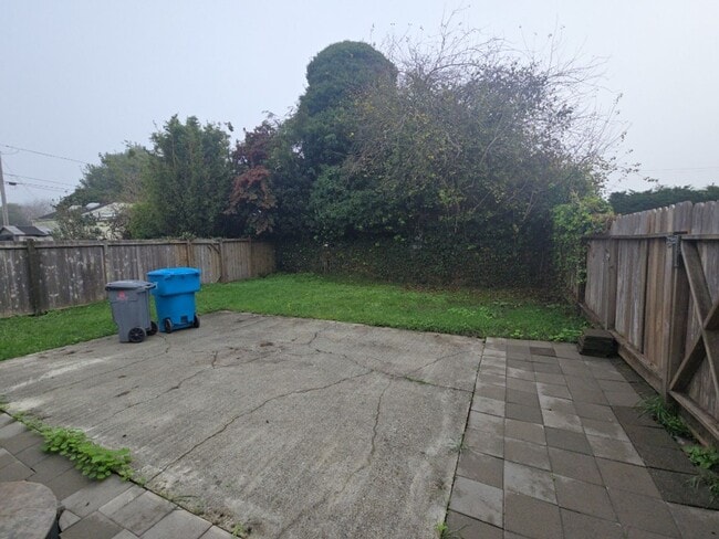 Building Photo - Price reduced! 1BR/1BA house on Henderson St. in Eureka!