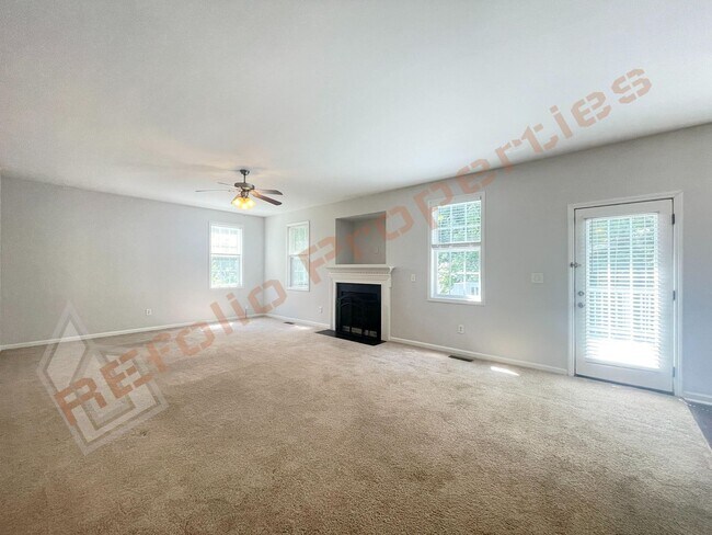 Building Photo - Wonderful 4 Bedroom 2.5 Bath, With Fresh P...