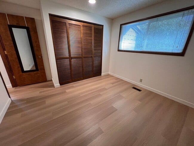 Building Photo - 2 bed 1.5 bath Eugene townhome