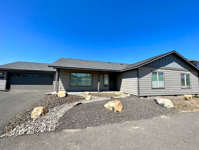 Primary Photo - Modern 4 Bedroom Rambler in Ellensburg