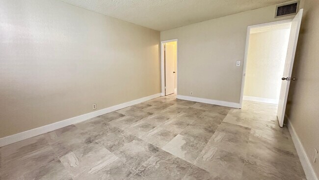 Building Photo - 760 SE 2nd Ave