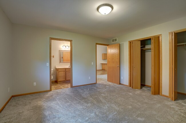 Building Photo - 4544 Windsor Rd