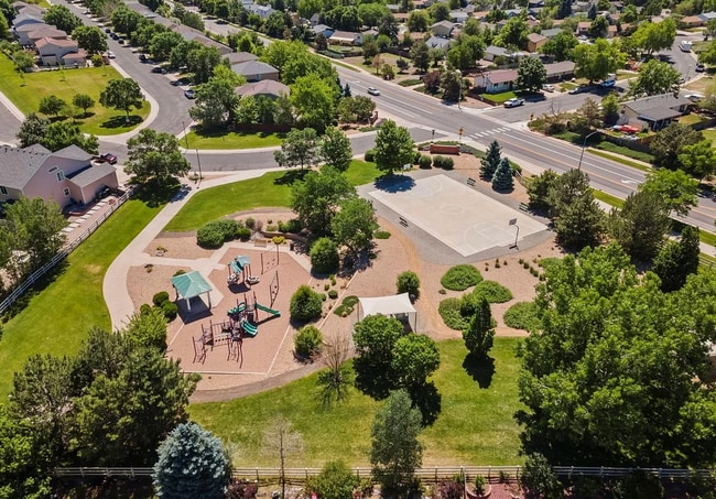 Building Photo - Huge room in a large shared home, private bathroom, walk in closet, great neighborhood, friendly ...