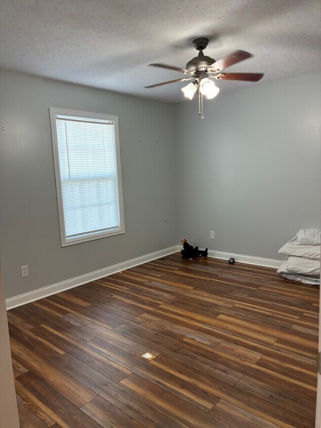 Building Photo - **Summer Ending BUT This Home is HOT**