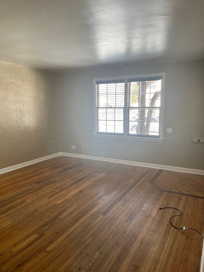 Building Photo - Quaint 2 Bedroom Duplex in the Highlands!!!