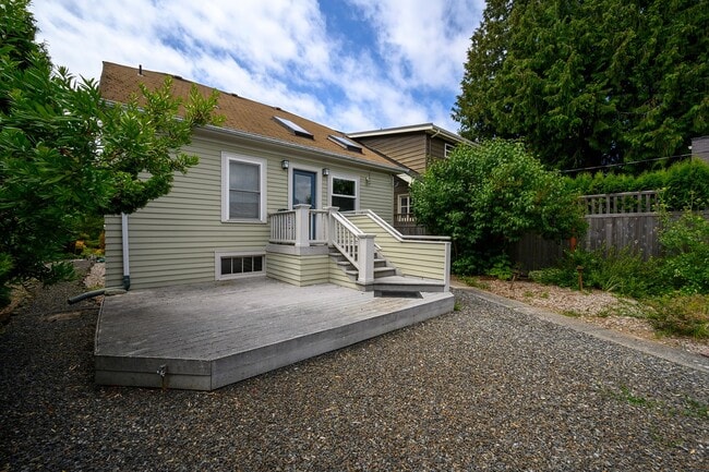 Building Photo - Beautiful Craftsman Home in Desired Neighb...