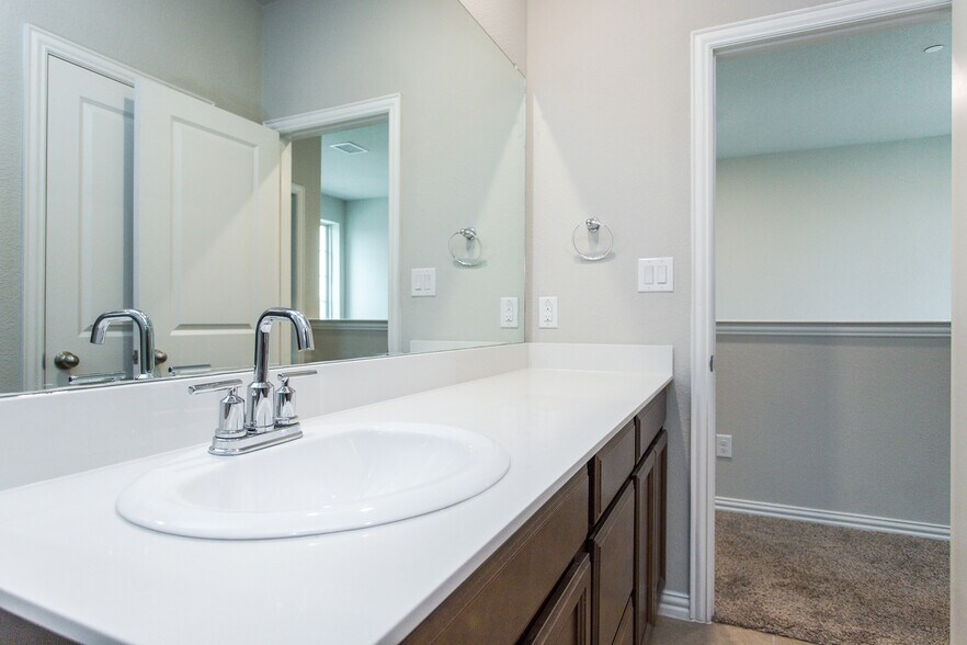Building Photo - 7504 Palisades Dr