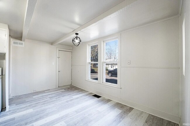 Building Photo - 3 bedroom available for immediate move i!