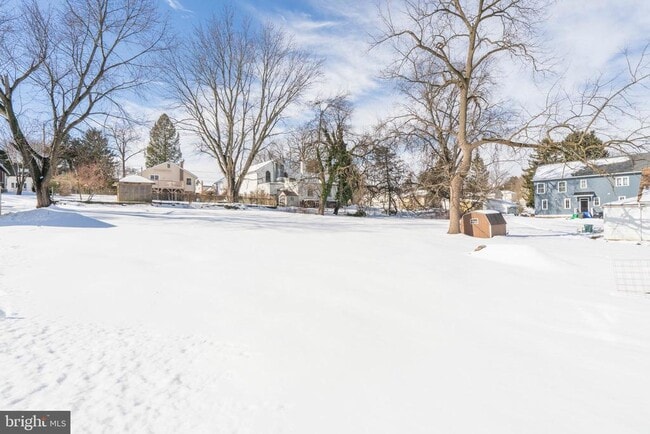 Building Photo - 329 Hillcrest Ave