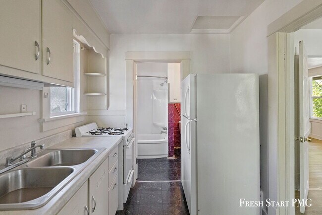 Building Photo - Inviting 1-Bedroom Unit with Natural Light...