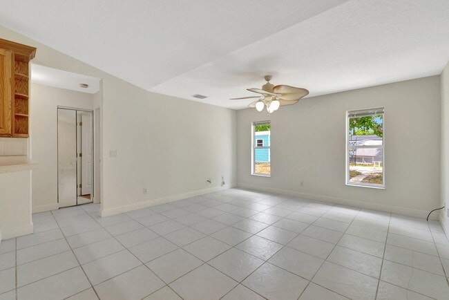 Building Photo - 189 SE Floresta Dr