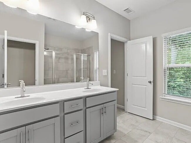 Building Photo - 1829 Lynwood Ln