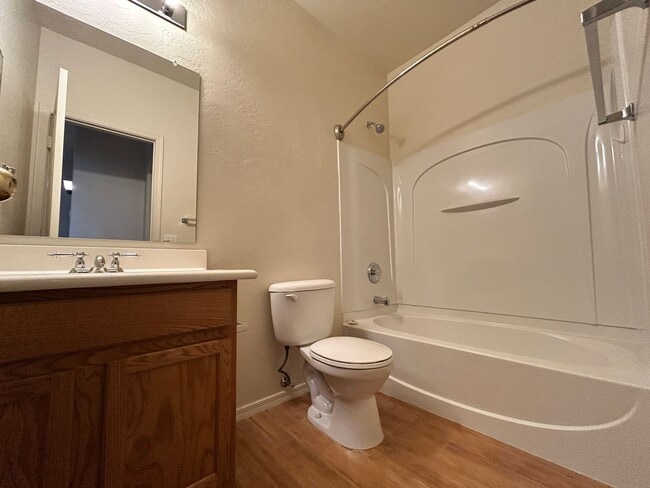 Building Photo - Large 3 Bed / 2 Bath Home with Sparkling P...
