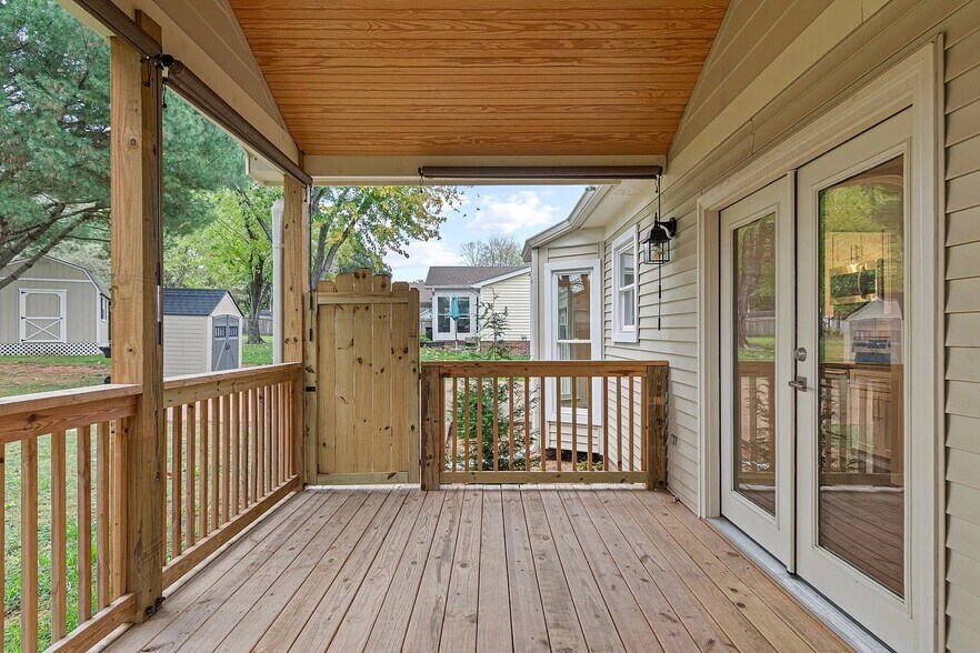 Building Photo - 723 Riverview Dr