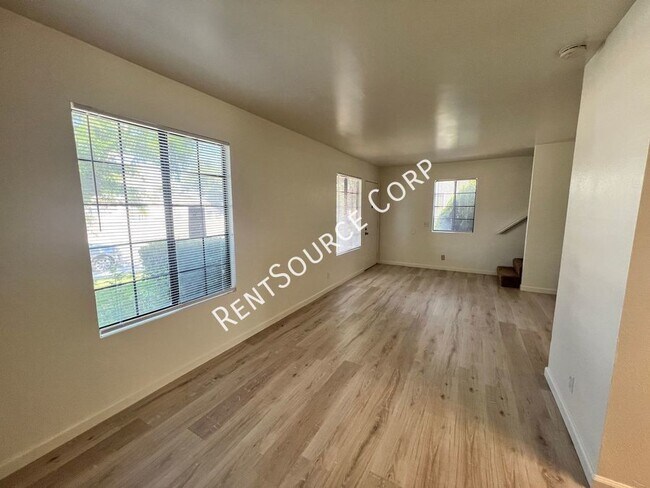 Building Photo - 3 Bedroom Two Story Townhome for Rent in E...