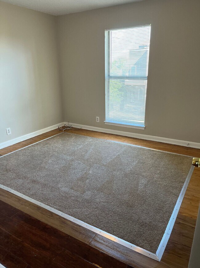 Building Photo - " 2-Bed Duplex on Delaware Street: Cozy Na...