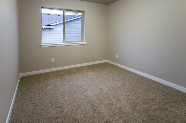 Building Photo - 5919 NE 71st Ct