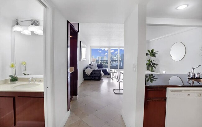 Building Photo - 1717 N Bayshore Dr