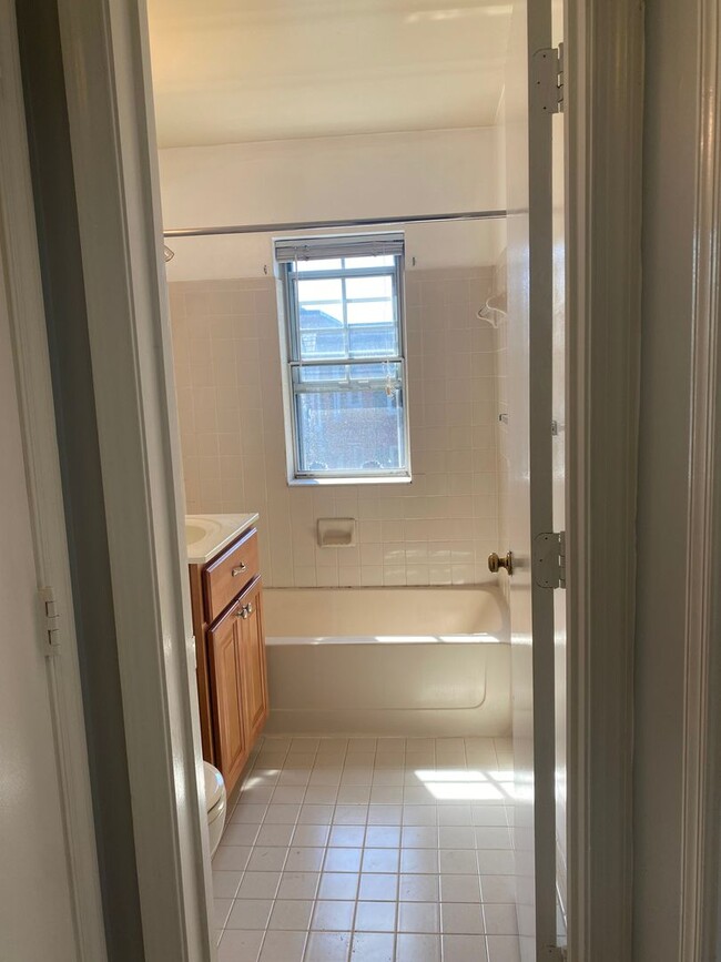 Building Photo - UPDATED 1 BEDROOM IN ARLINGTONS COLONIAL V...