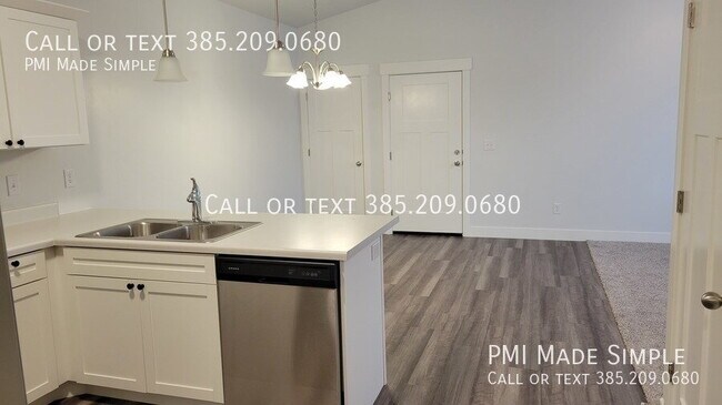 Building Photo - Gorgeous Top Floor Condo! Great Views!